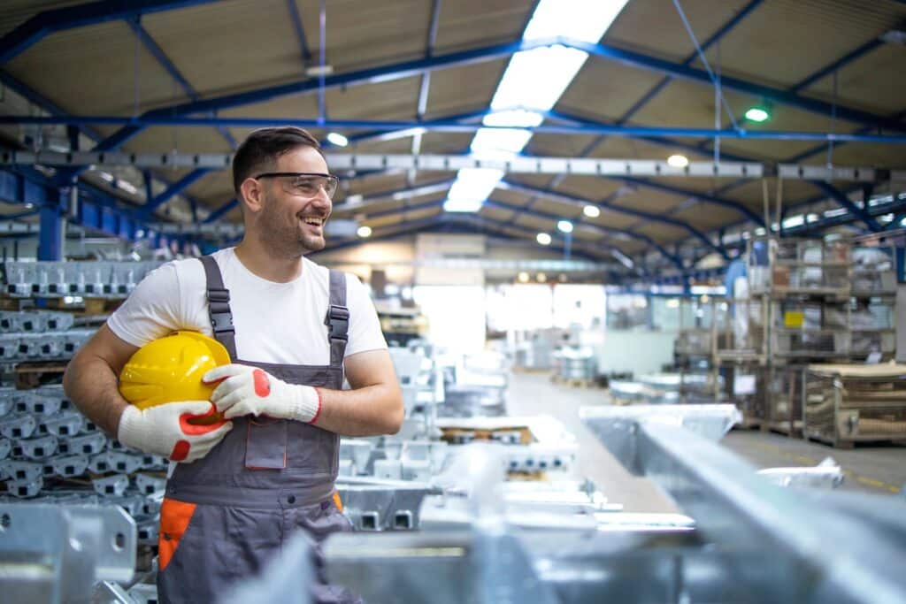 Zufriedener Produktionsmitarbeiter im Werk | Elektroseilwinde