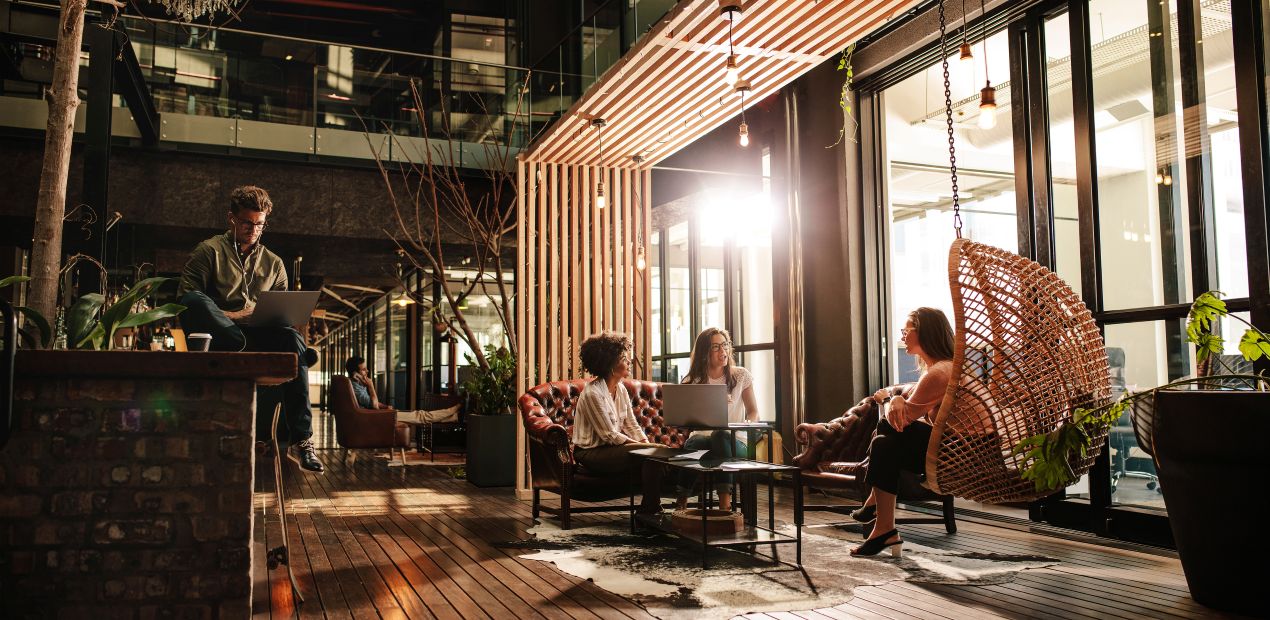 kreativer coworking space mit lounge flair holzakzenten und ideen zur integration einer mooswand