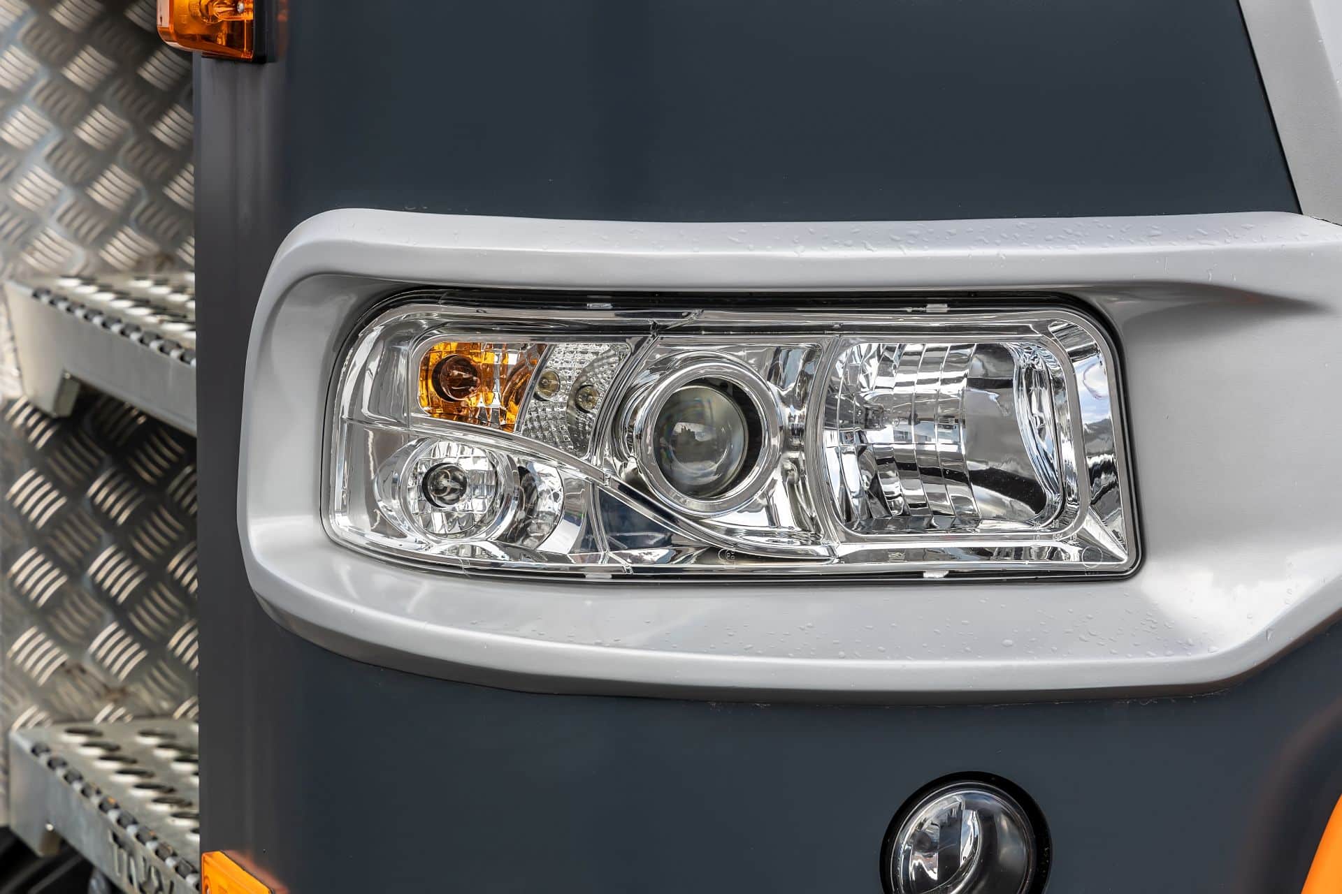 Nahaufnahme eines modernen LKW-Frontscheinwerfers mit LED-Technik; zeigt die Bedeutung von klarer Sicht und Sicherheit durch LKW Beleuchtung.
