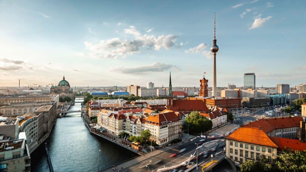 Panorama von Berlin mit Blick auf den Fernsehturm – geeignet zur Orientierung für Eltern bei der Suche nach einem Gymnasium Berlin