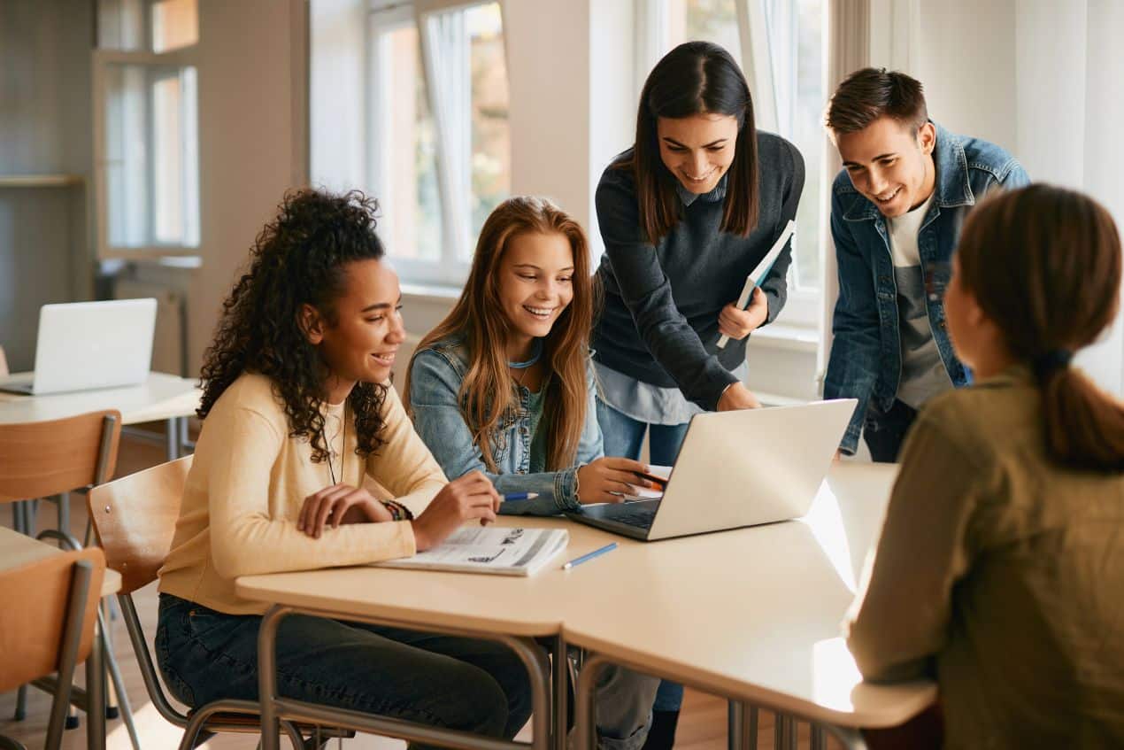 Lernende Schülergruppe in einem Klassenraum – typische Szene aus dem Schulalltag an einem Gymnasium Berlin