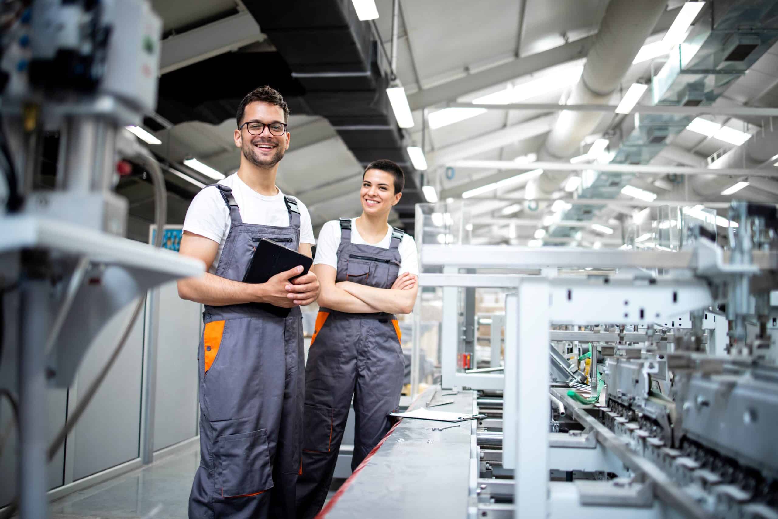 Teamarbeit in der Kabelkonfektionierung vor einer automatisierten Produktionslinie mit hohem Qualitätsanspruch