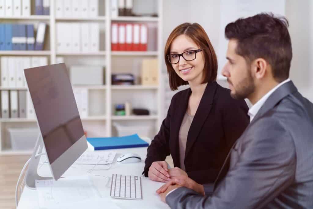 Zwei Kollegen arbeiten gemeinsam am PC in Kanzlei | Rechtsanwaltsfachangestellte Würzburg